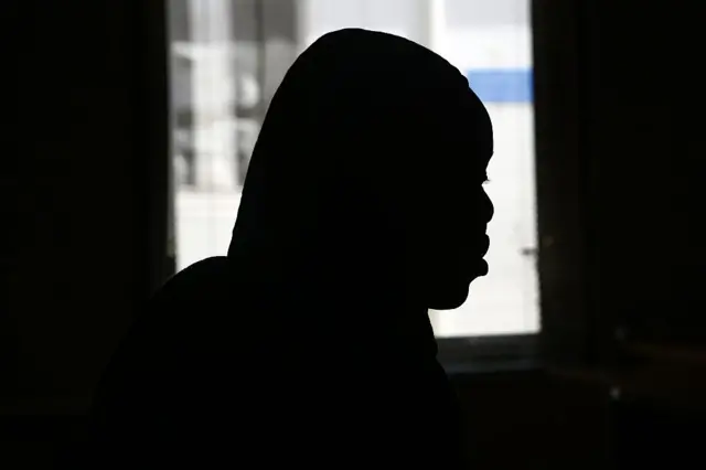 « Je suis tombé amoureuse de mon voleur » : Elle raconte son agression et enflamme la toile
