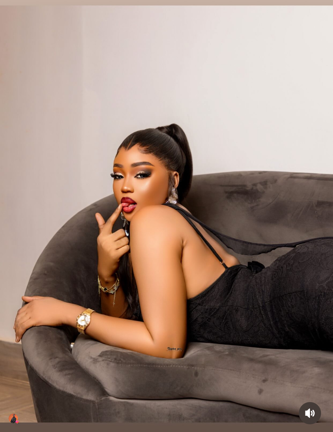 (Photos) – Robe noire, regard fatal : Simone Penda fait chavirer le web !