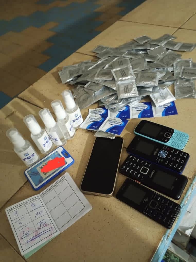 Almadies 2 : La police de Jaxaay piège une prostituée, 100 préservatifs et des lubrifiants saisis