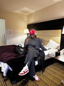 Mia Guissé affiche un look urbain et chic en tournée