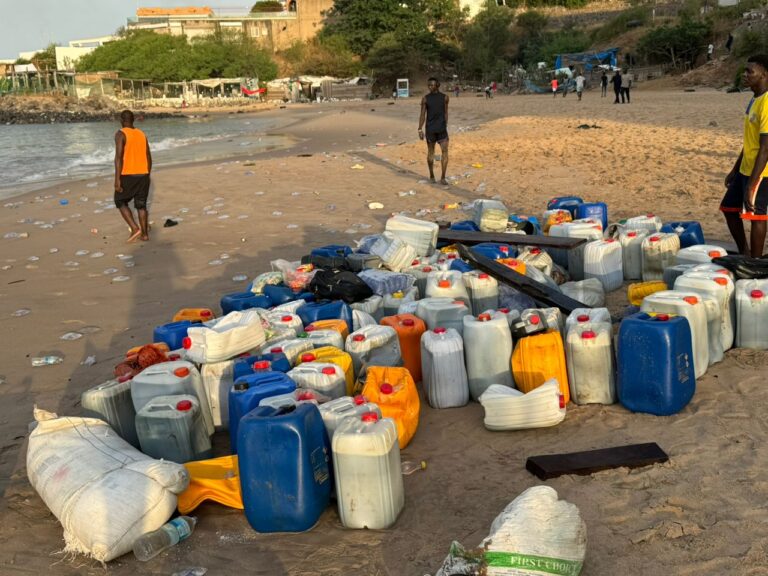 Traversée clandestine avortée : pirogue et carburant abandonnés sur la plage