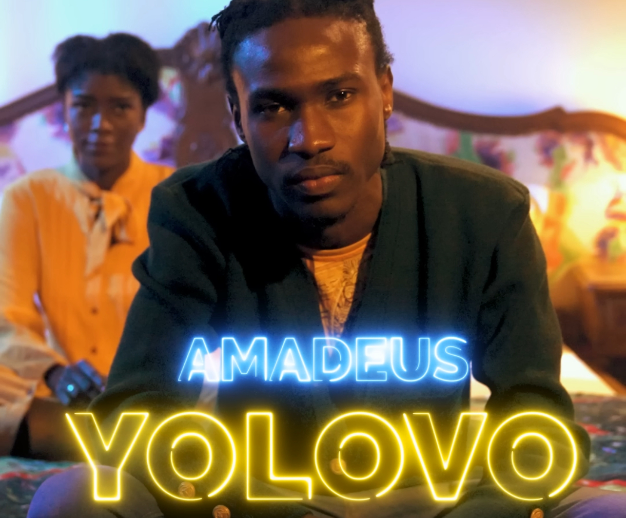 Amadeus surprend ses fans avec son nouveau single “Yolovo” !