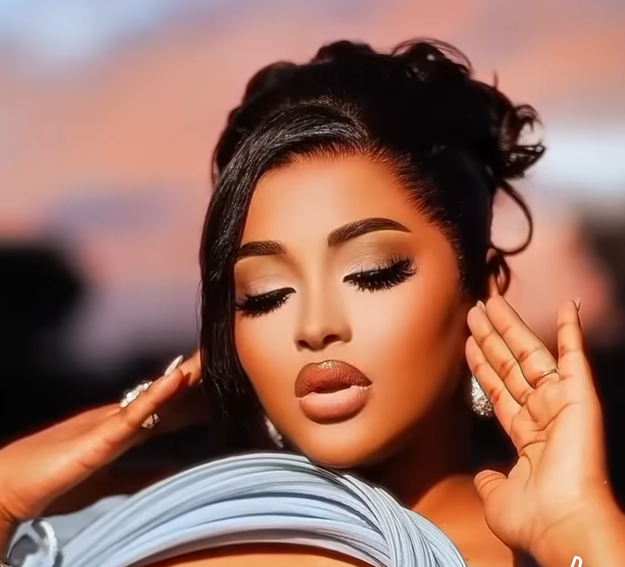 (Vidéo): Majestueuse et élégante : Aïcha Rassoul fait sensation avec sa robe bleu ciel