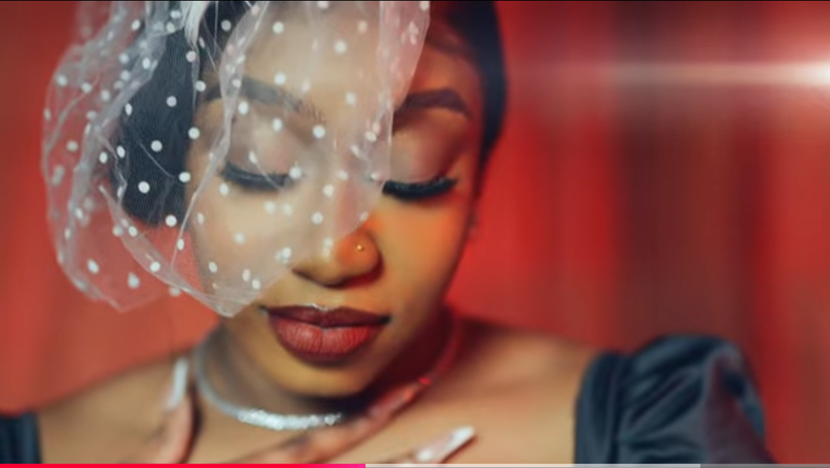 (Clip officiel)- Mary Njie fait sensation avec son nouveau hit d’amour « Dokhal »