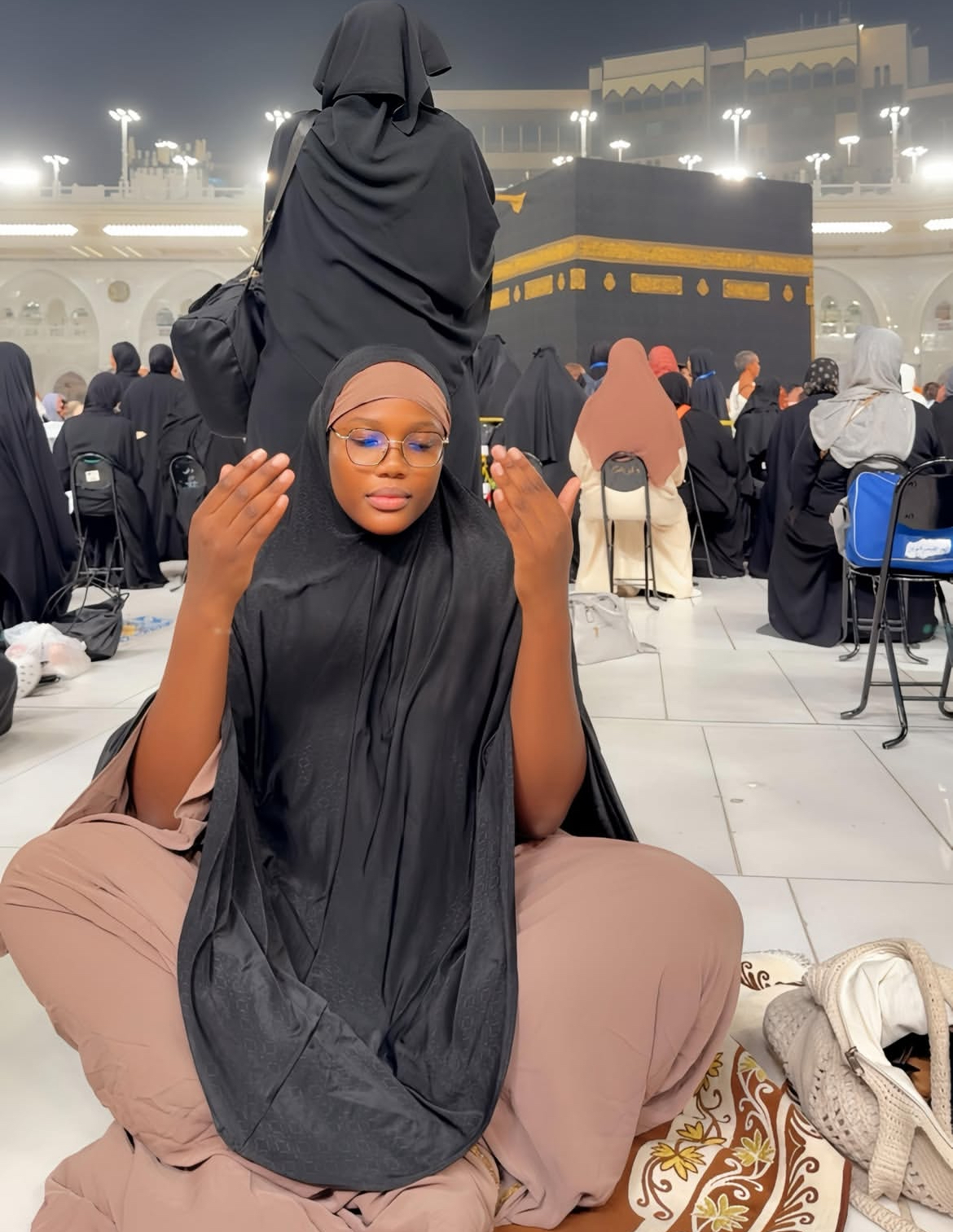 (Photos) – La prière d’Adja Everywhere devant la Kaaba
