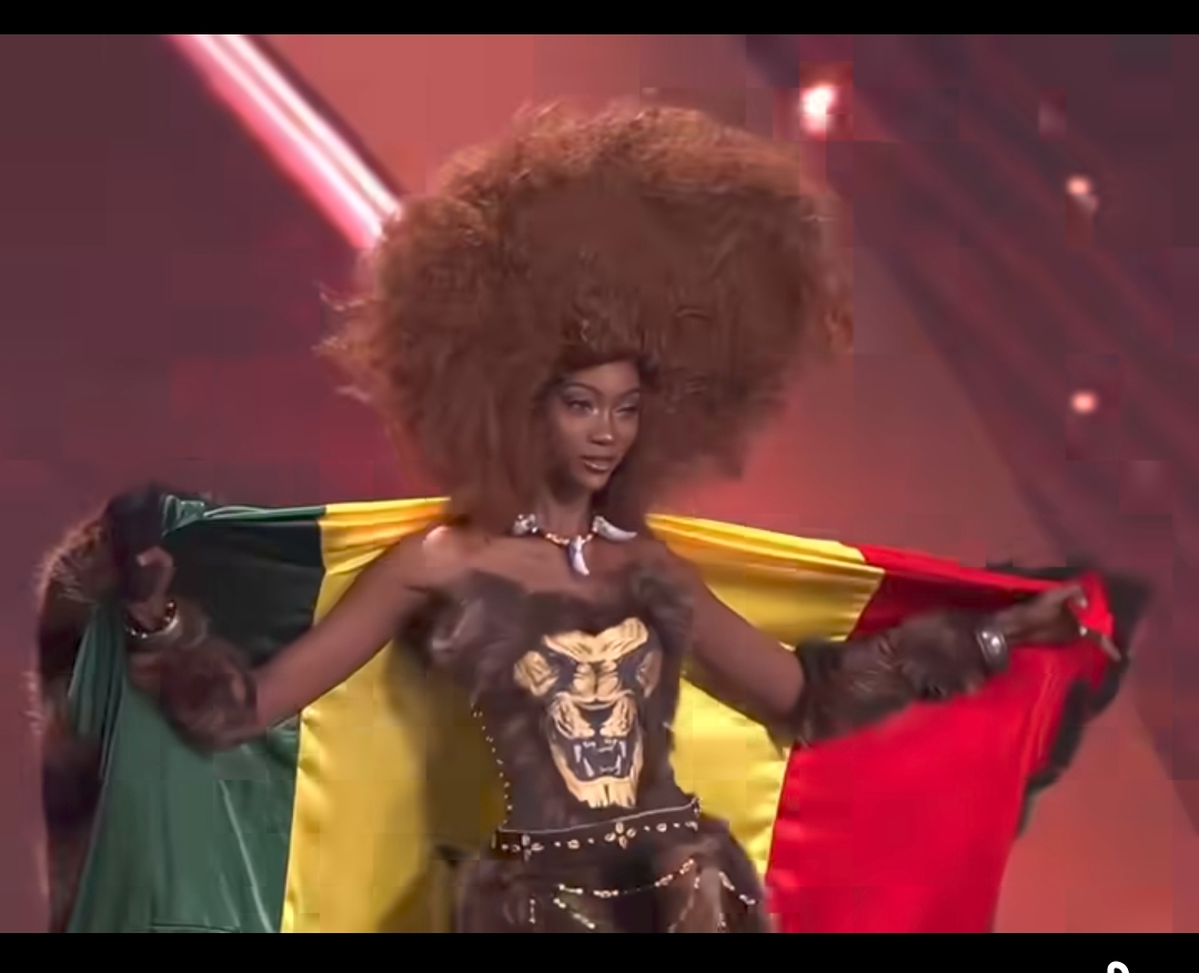 Camila rugit sur scène avec un costume symbolique