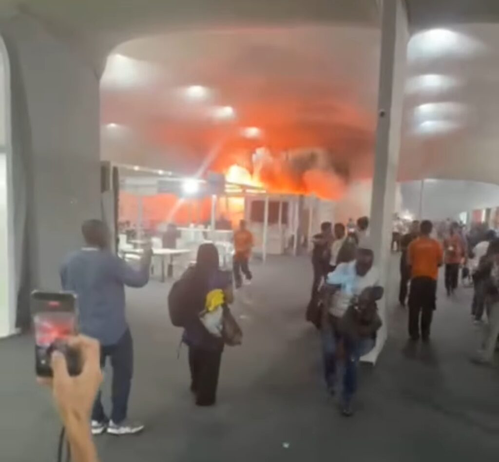 Incendie au centre de la COP30 : la conférence suspendue