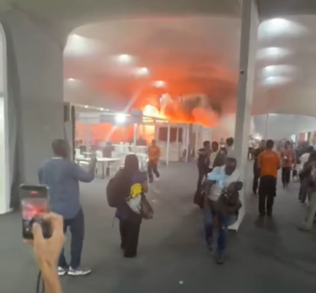Incendie au centre de la COP30 : la conférence suspendue