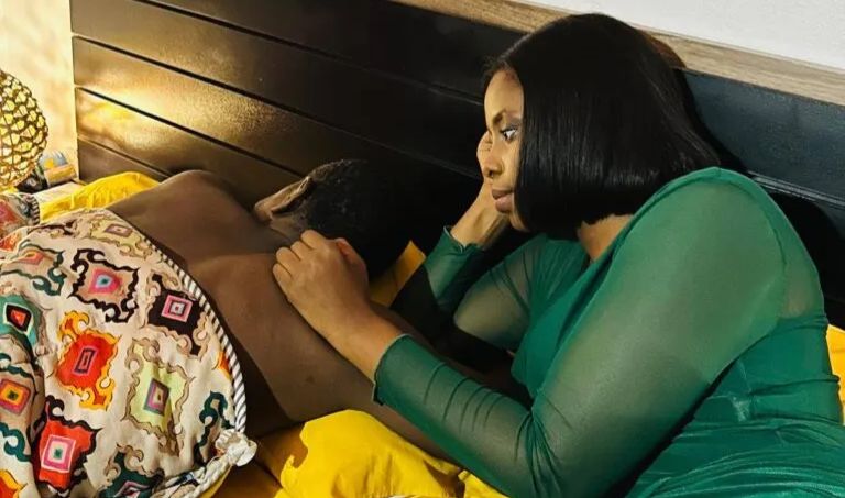 (Photos)- Le cliché surprenant de Gabrielle Kane aux côtés d’un homme sur le même lit