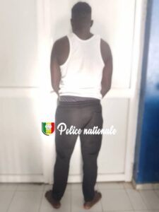 Arrestation d’un homme pour meūrtre, vol et détention d’ārme