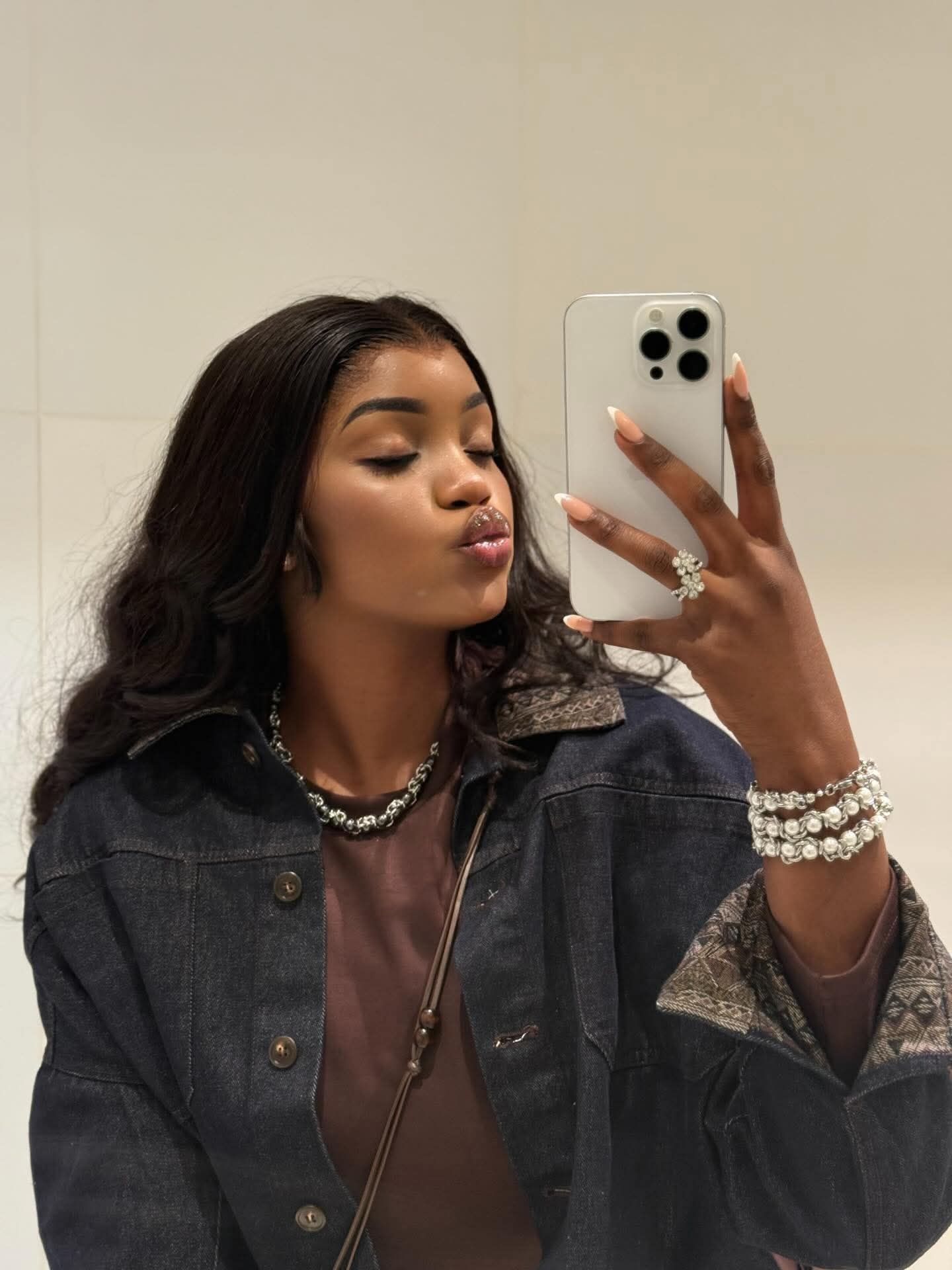 Diarra Thiès éblouit avec de nouveaux clichés après le succès de Mbecté