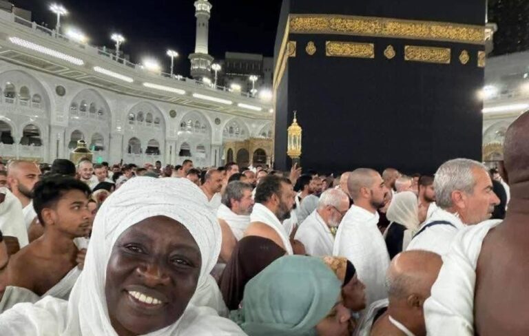 Mimi Touré  effectue son Oumra