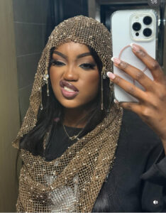 Diarra Thiès en selfie élégant avec son foulard doré