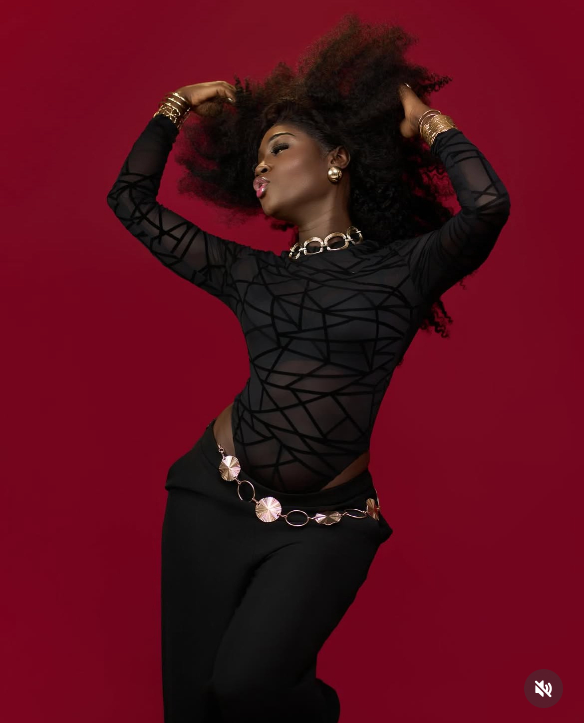 Ndakhté Lo électrise la toile avec un look glamour et audacieux