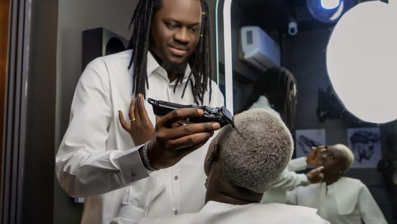 (05 Photos) – Les images d’Omaro coiffant Sokhna Bator secouent la toile…