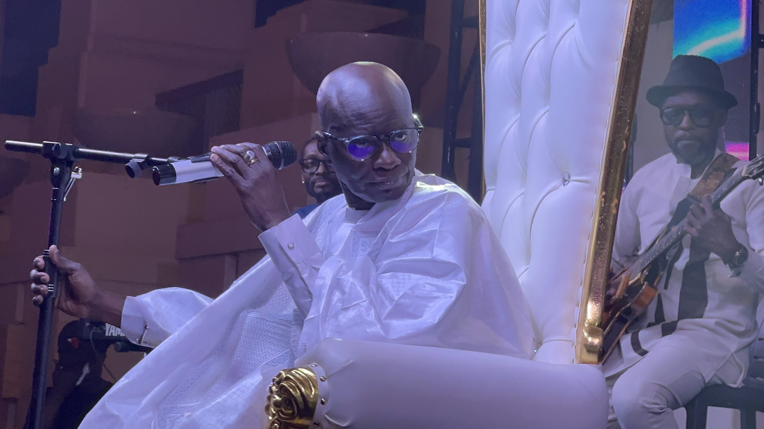 (Vidéo)- Omar Pène, malgré l’âge, brille sur scène pour son jubilé d’or