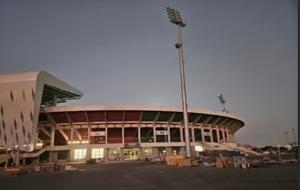 Stade Léopold Sédar Senghor : Vol spectaculaire de la table de mixage de la salle de conférence