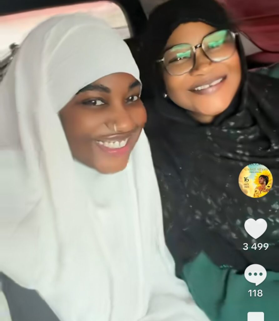Mia Guissé et sa mère en pèlerinage : un voyage spirituel et complice à la Mecque