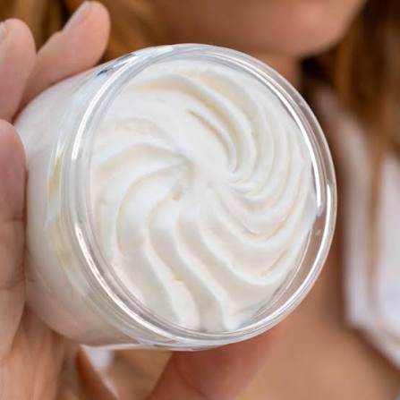 TikTok, nouvelle usine cosmétique : la guerre des chantilly et des dégâts cutanés
