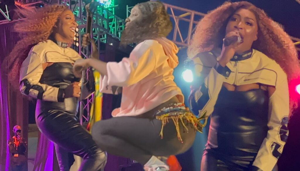 (Vidéo)- Titi enflamme la Place de la Nation après la victoire des Lions face à l’Egypte