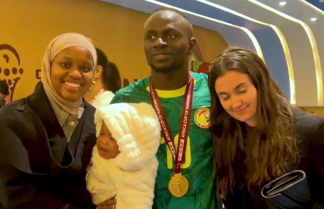 Sadio Mané avec sa petite famille après la victoire des Lions