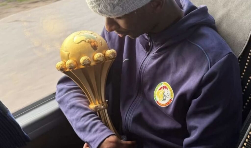 CAN 2025 : après son malaise, Pape Matar Sarr pose avec le trophée…