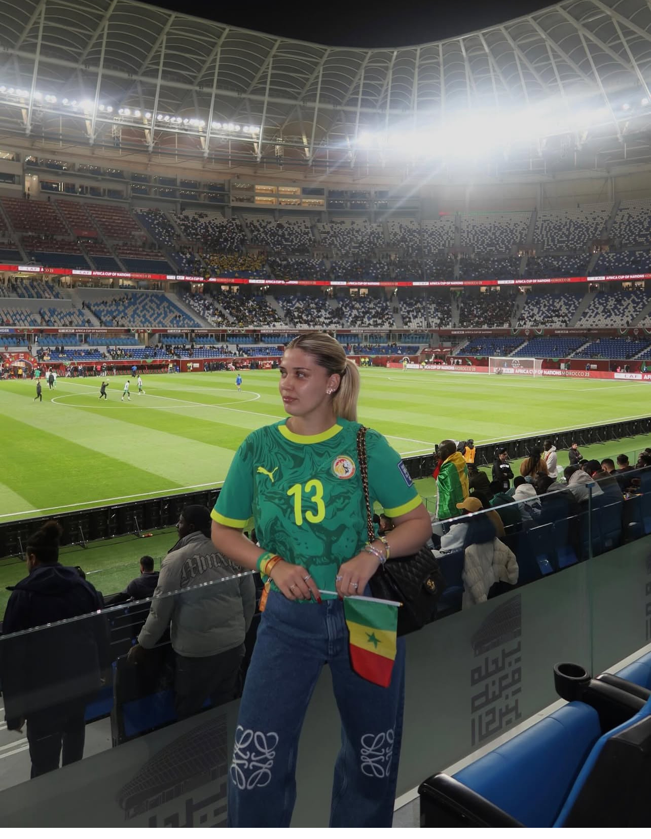 La femme d’Iliman Ndiaye affiche fièrement les couleurs du Sénégal dans les tribunes