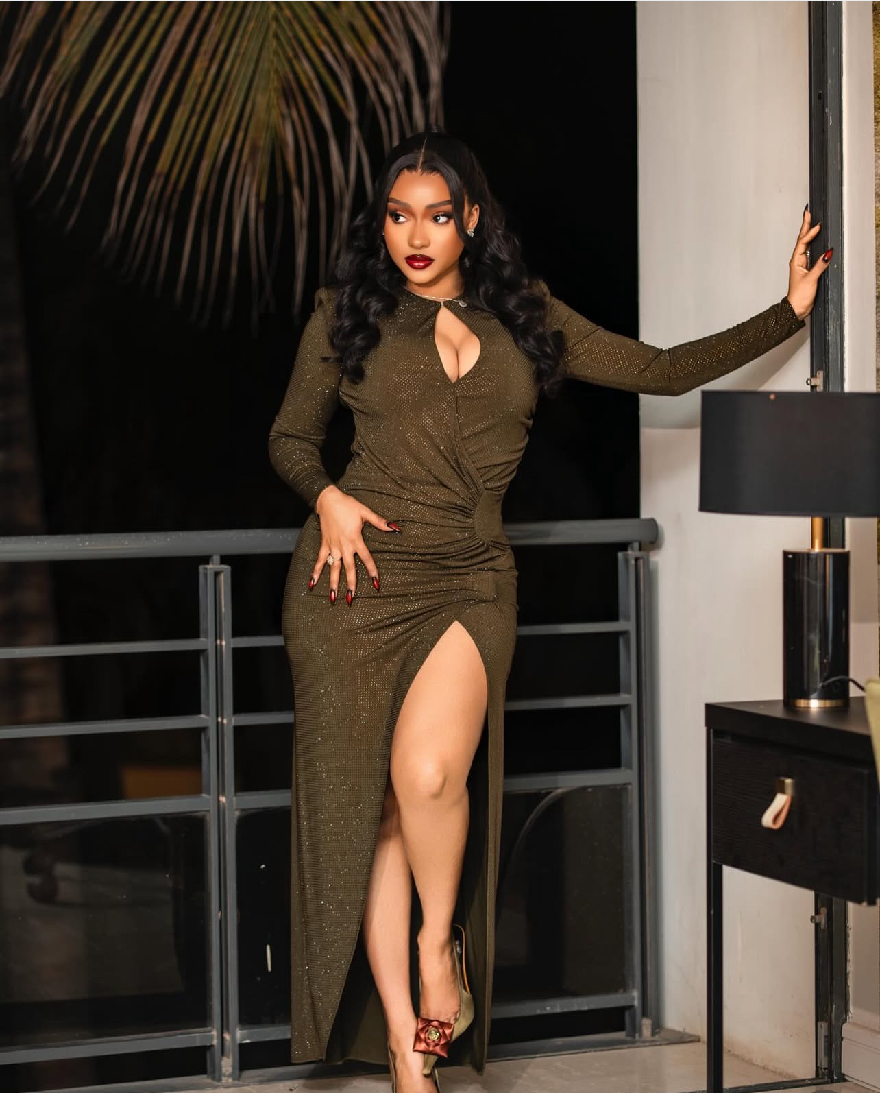 Racky Aïdara éblouit le Nouvel An en robe verte fendue