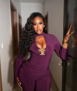 Rita Hora envoûte la toile avec son look de fin d’année