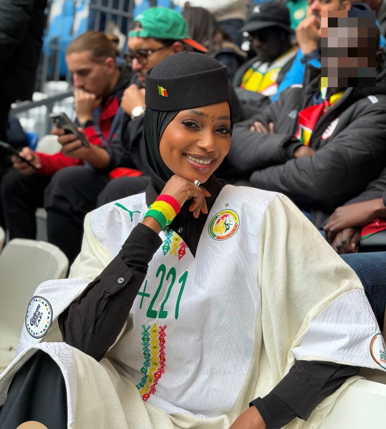 En tenues décentes aux couleurs nationales, Fah Aïdara enflamme la toile 