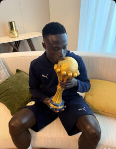 (03 photos):Après l’inquiétude, Krépin Diatta dévoile ses premières images avec la coupe