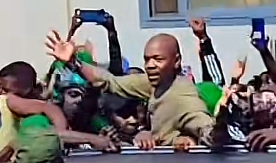 (Vidéo)- Tahirou Sarr accueilli par une foule à sa sortie de prison