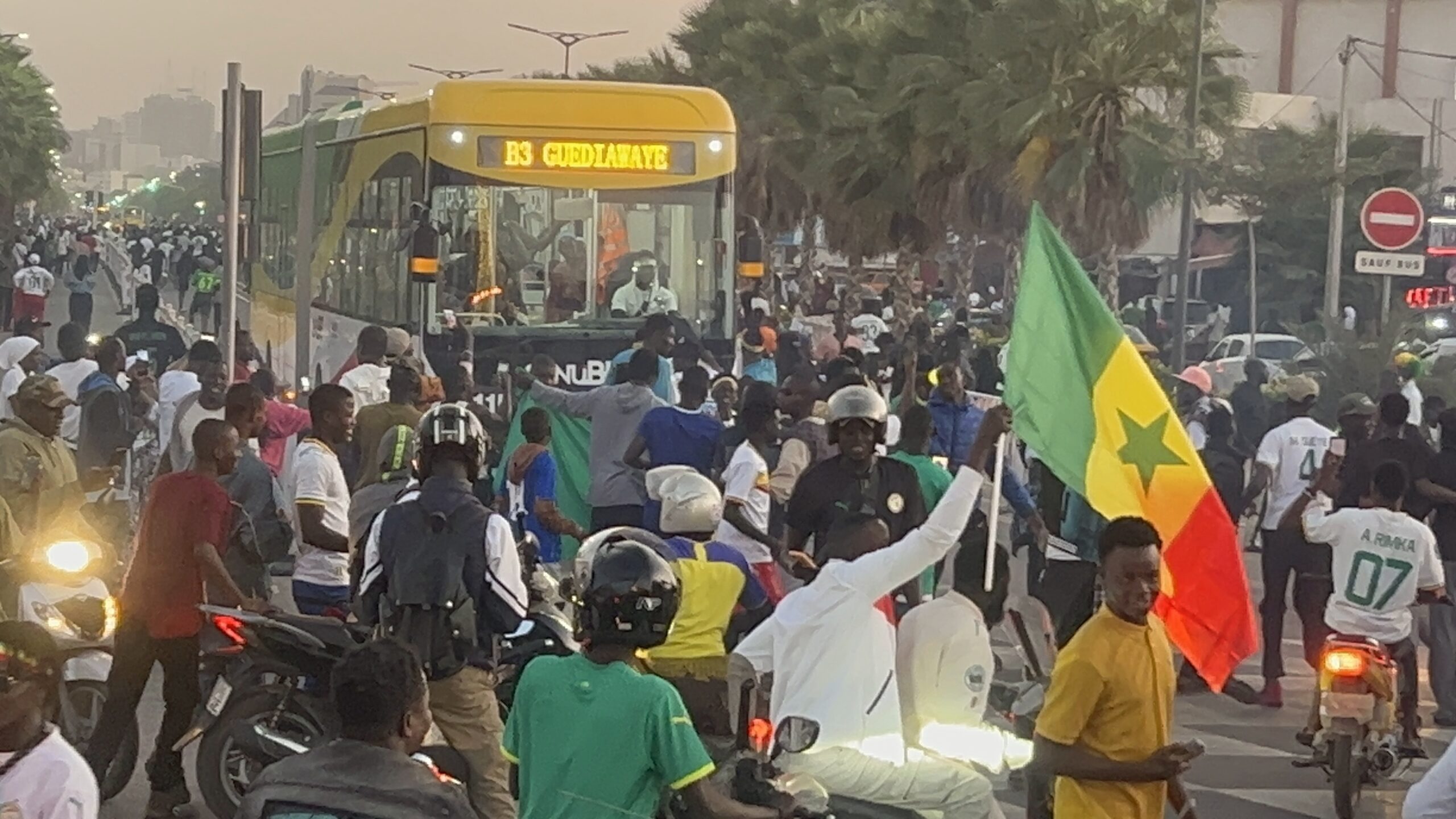 (Vidéo)- Scènes de fête incroyable à Dakar après le succès des Lions face à l’Egypte