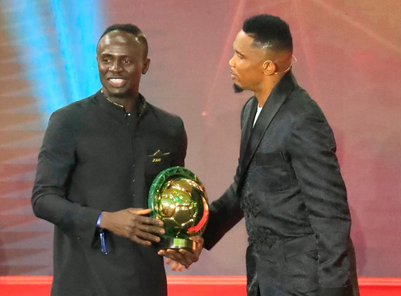 CAN : « Le geste qu’il fait hier, c’est un… », Samuel Eto’o encense Sadio Mané après le sacre du Sénégal face au Maroc