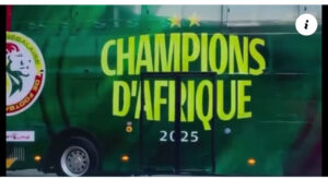 Parade des Lions : Tout est prêt pour célébrer la victoire, le bus annonce les couleurs (Vidéo)