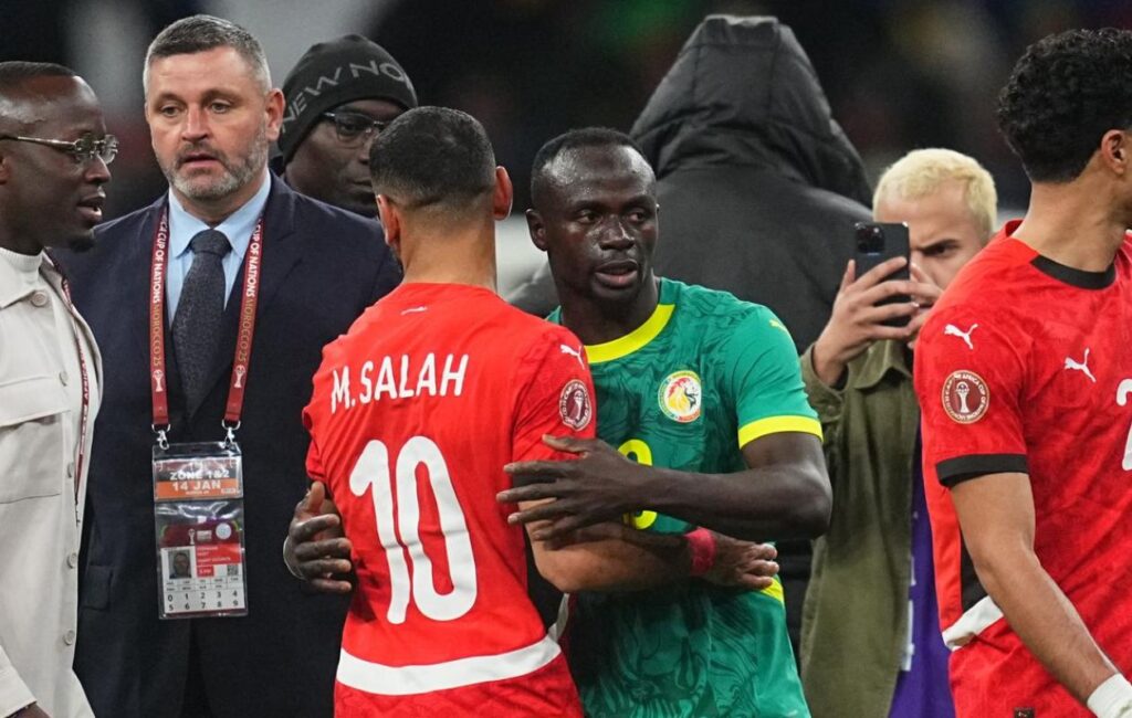CAN-2025 : un membre du staff égyptien empêche Mané de serrer la main de Salah