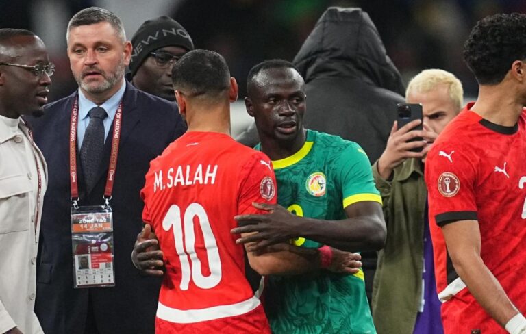 CAN-2025 : un membre du staff égyptien empêche Mané de serrer la main de Salah