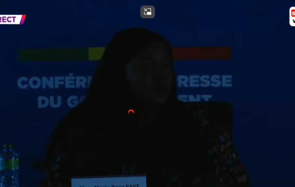Une panne d’électricité interrompt la conférence de presse du gouvernement