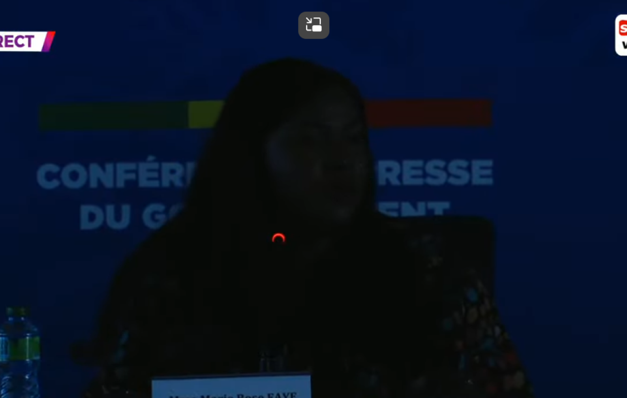 Une panne d’électricité interrompt la conférence de presse du gouvernement