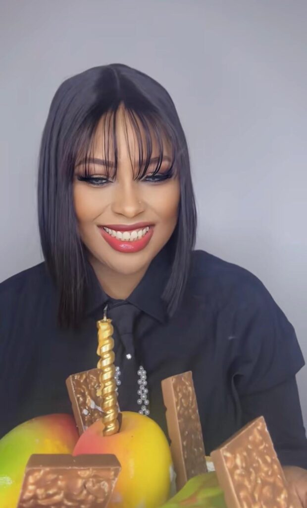 1000089546-620x1024 Guigui célèbre une nouvelle bougie avec élégance en noir