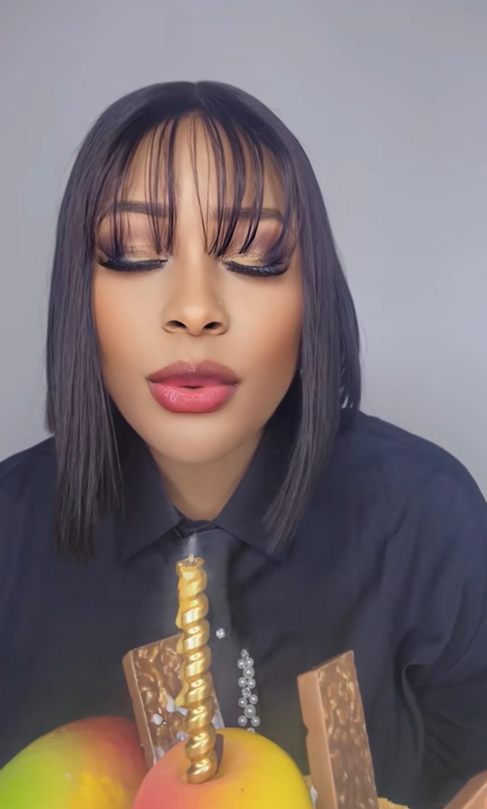 Guigui célèbre une nouvelle bougie avec élégance en noir