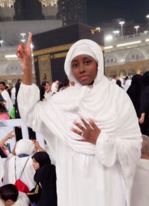 Images fortes : Queen Biz partage un moment de foi à La Mecque