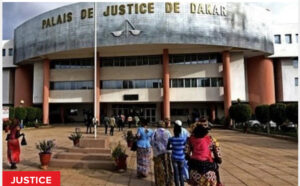 Jugé pour violence conjugale : Le couple échange de câlin à la barre.