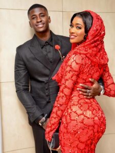 Rouge passion et élégance noire : Dj Kheucha célèbre célèbre Saint Valentin avec style