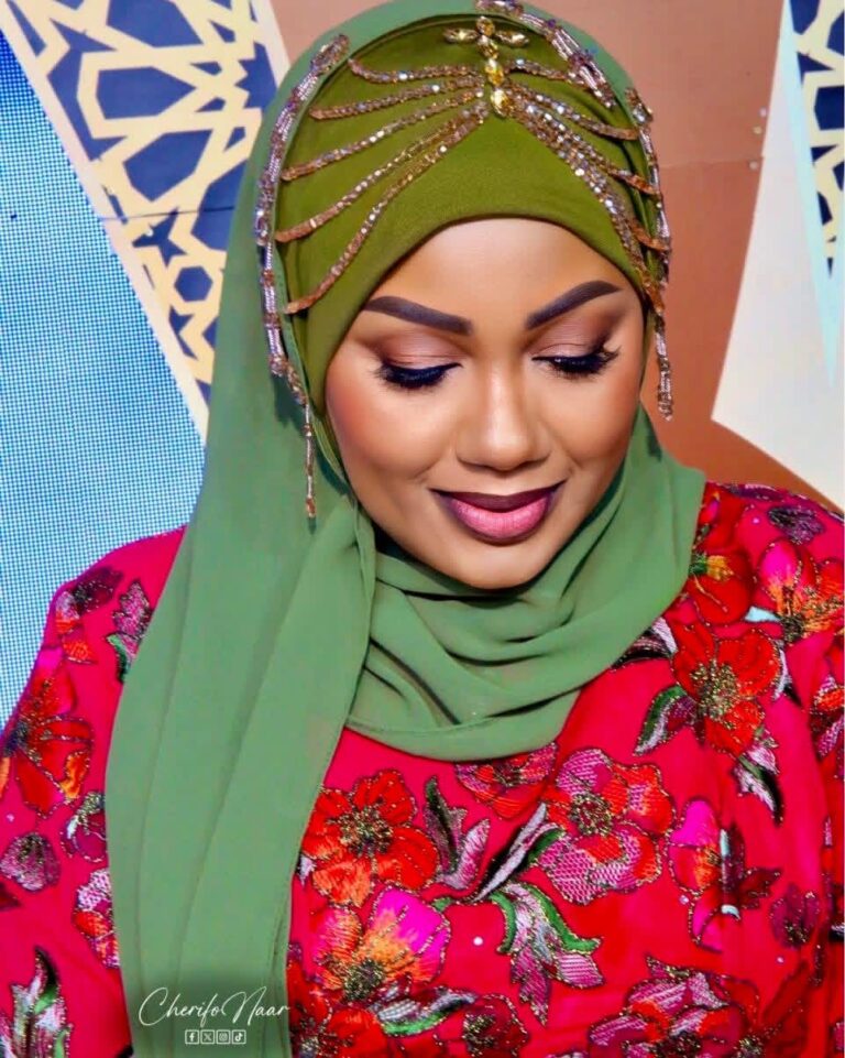(Photos)- Ramadan : Dieynaba Seydou Ba éclatante en hijab sur le plateau de “Quartier Général”