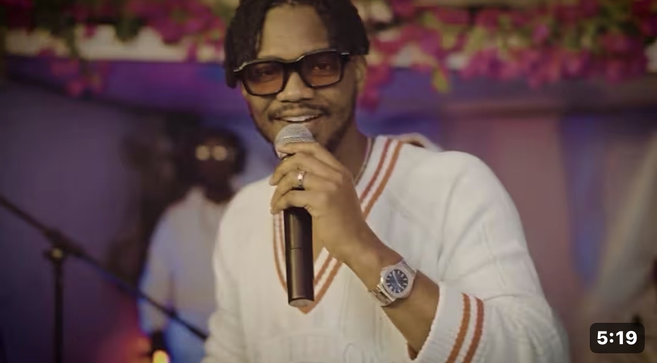 (Clip officiel) – Akhlou Brick dévoile le remix de « Crazy Love » et touche les cœurs…