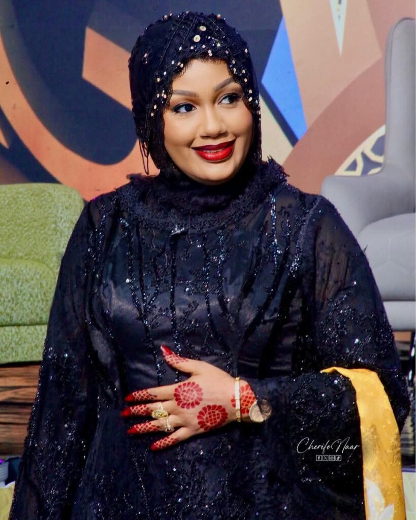 1000092977-819x1024 Dieynaba Seydou Ba : L’élégance au coeur du « Quartier Général »