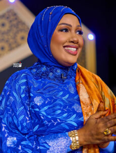 (Photos)- Dieynaba Seydou Ba resplendissante sur le plateau de « Quartier Général »