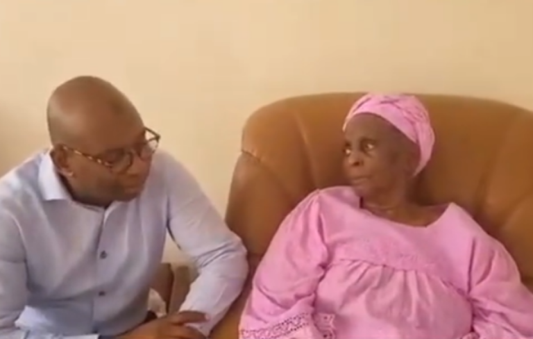Célébration 8 Mars : quand le ministre Moustapha Mamba Guirassy chante pour sa mère décédée…