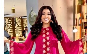 Ya Awa : l&rsquo;élégance royale en rose fuchsia